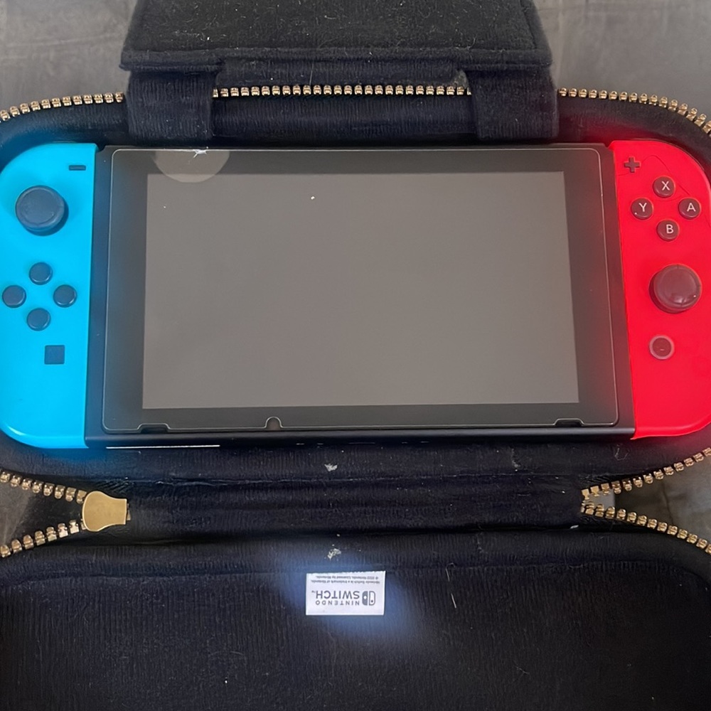 Nintendo Switch - Picture 2 of 3